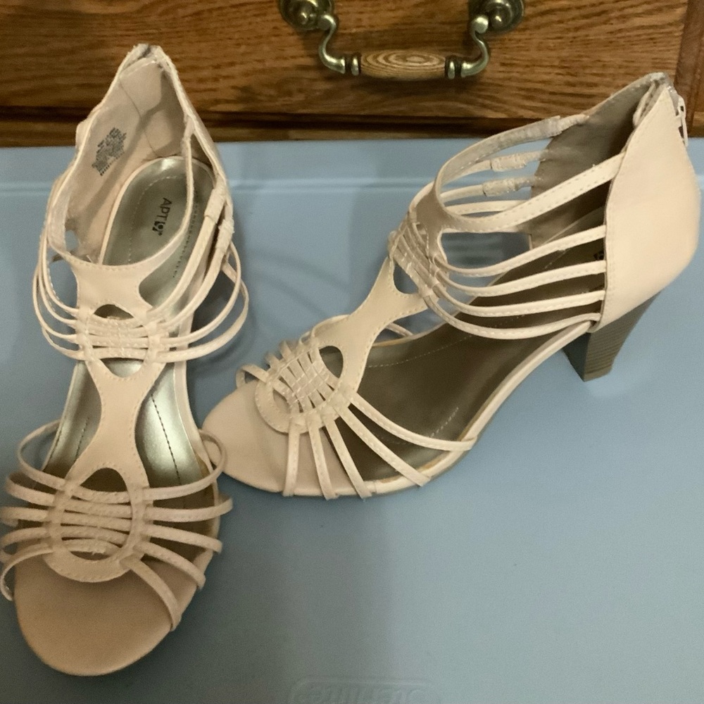 Womens Apt 9 Heeled Strappy Sandals. Size 10. Excellent Condition